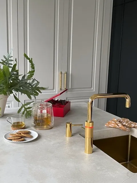 Quooker Fusion Square in goud naast een Nordic-zeeppomp