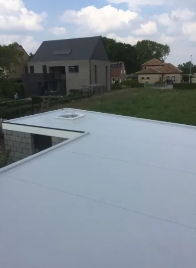 Nieuwbouwwoning met afgewerkt plat dak in PVC